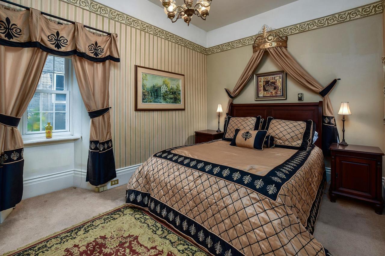 Suite 102 - Queen Suite with Sofa Bed - Ground Floor