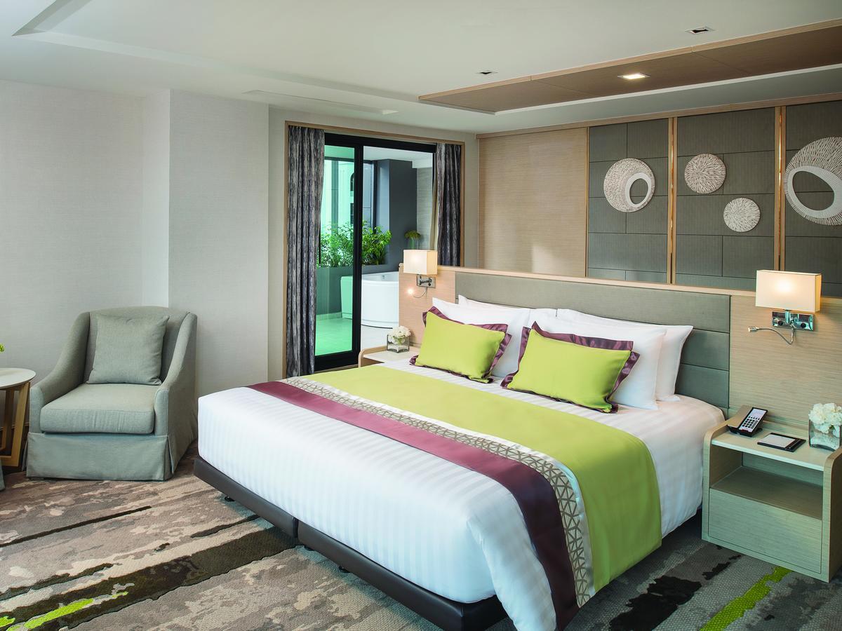 Jacuzzi Suite with Balcony (High Floors)