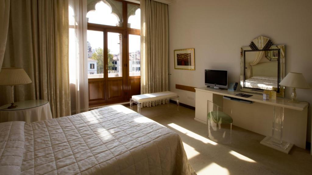 Deluxe Double Room - Canal View