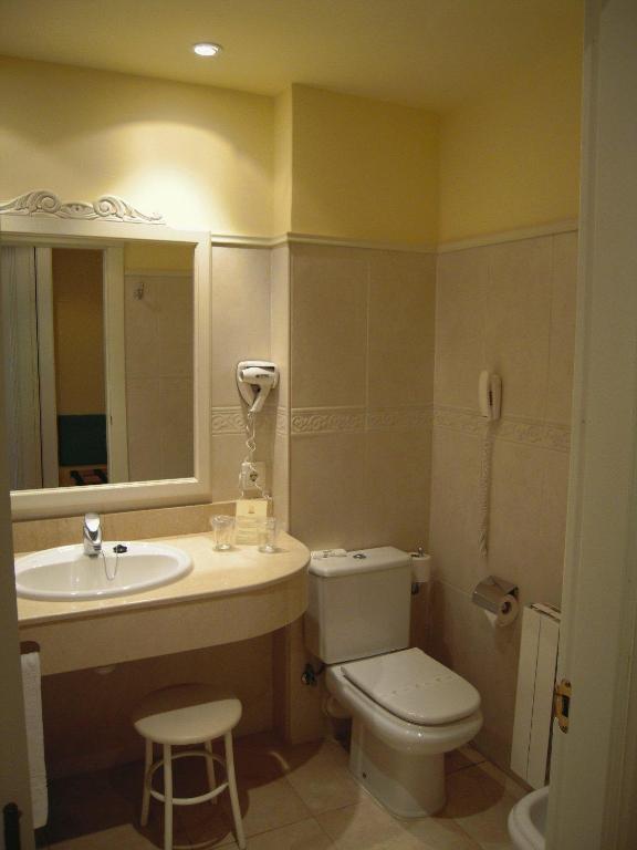 Economy Double or Twin Room,398834070:JPEG