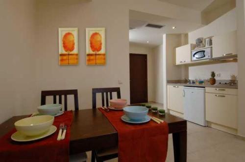 Superior One Bedroom Apartment,613250660:JPEG