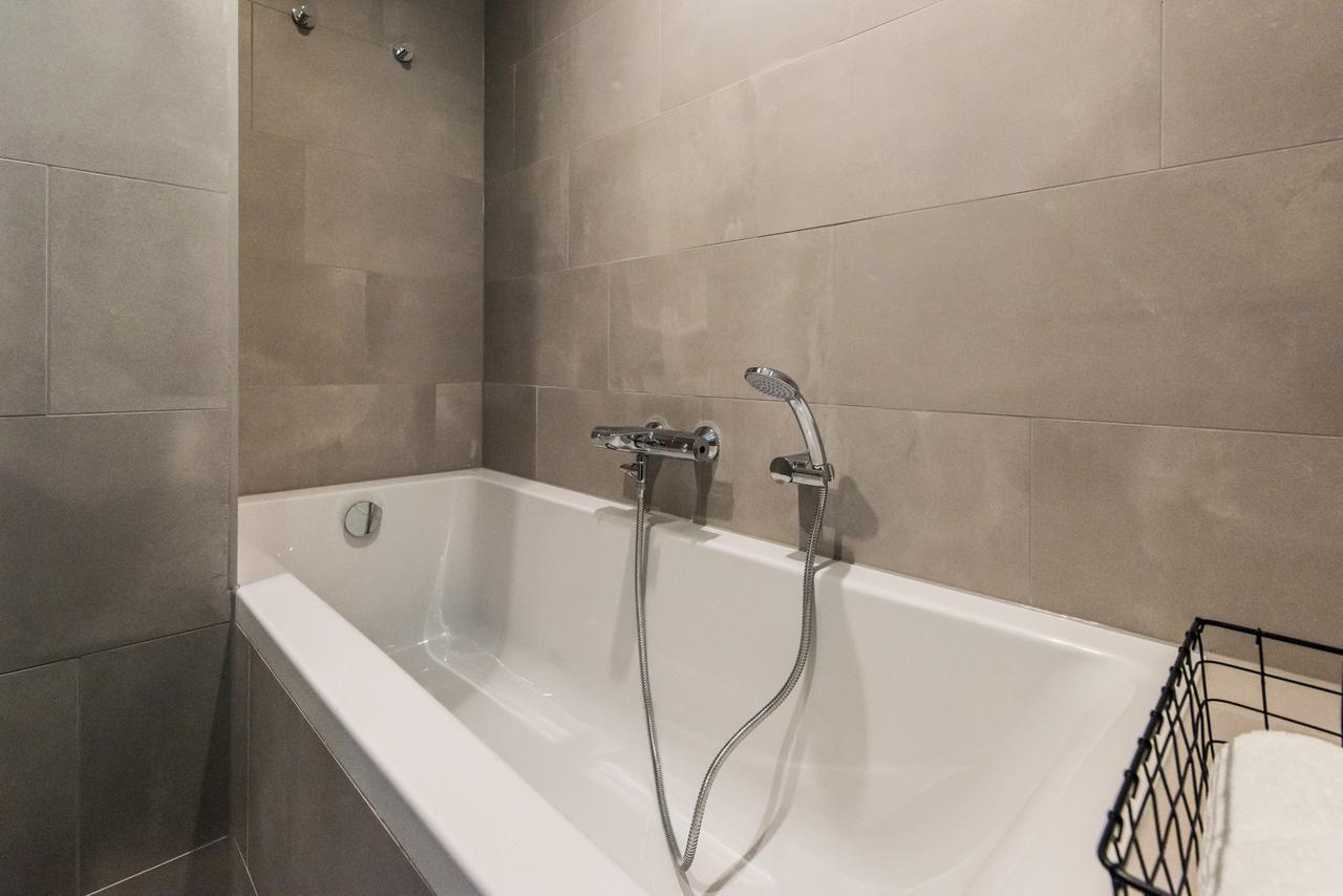 Large 1 Bedroom Apartment, Canal view - Duplex