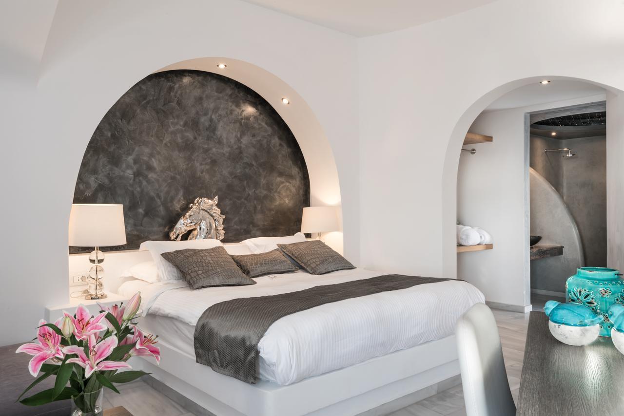 Suite met hydromassagebad en uitzicht op de Caldera