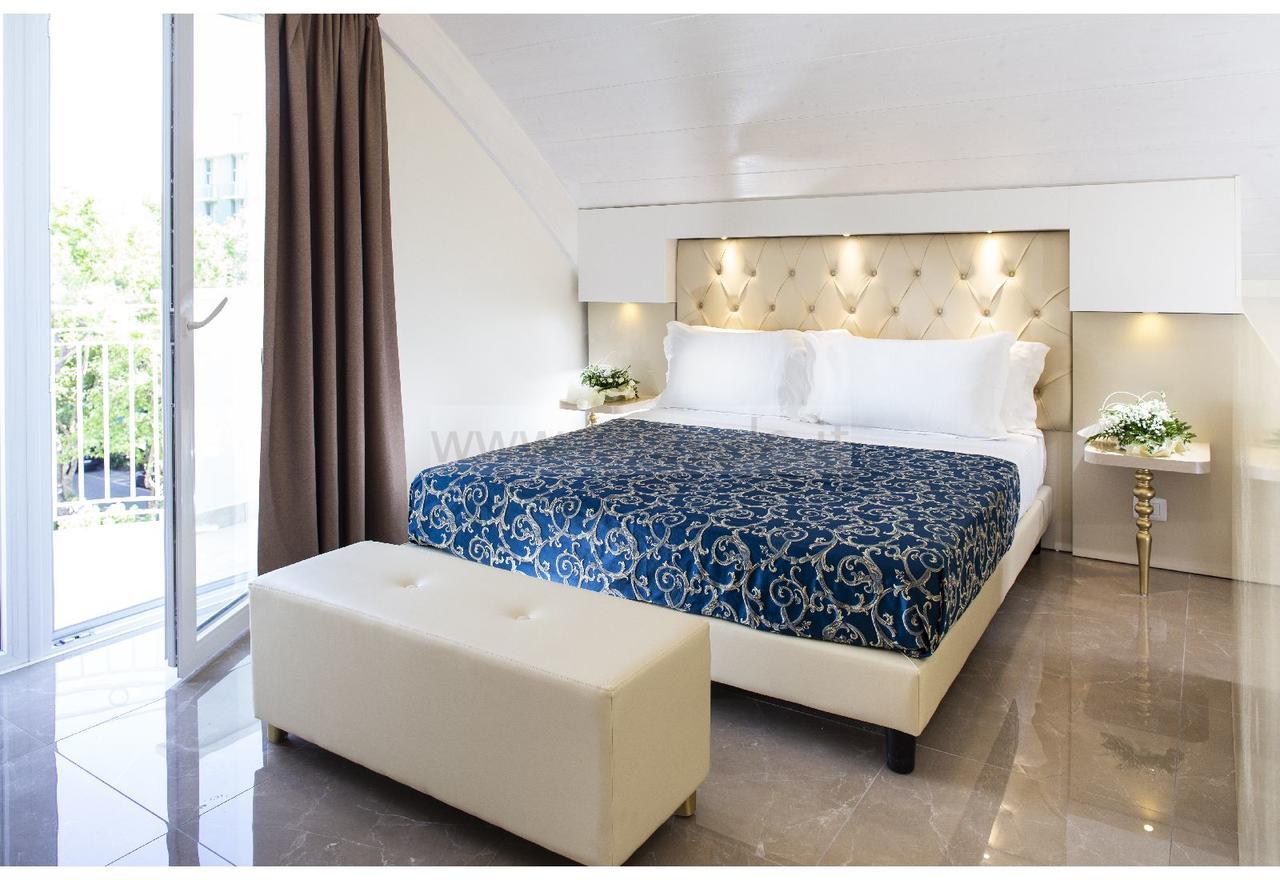 Suite Junior con vistas parciales al mar