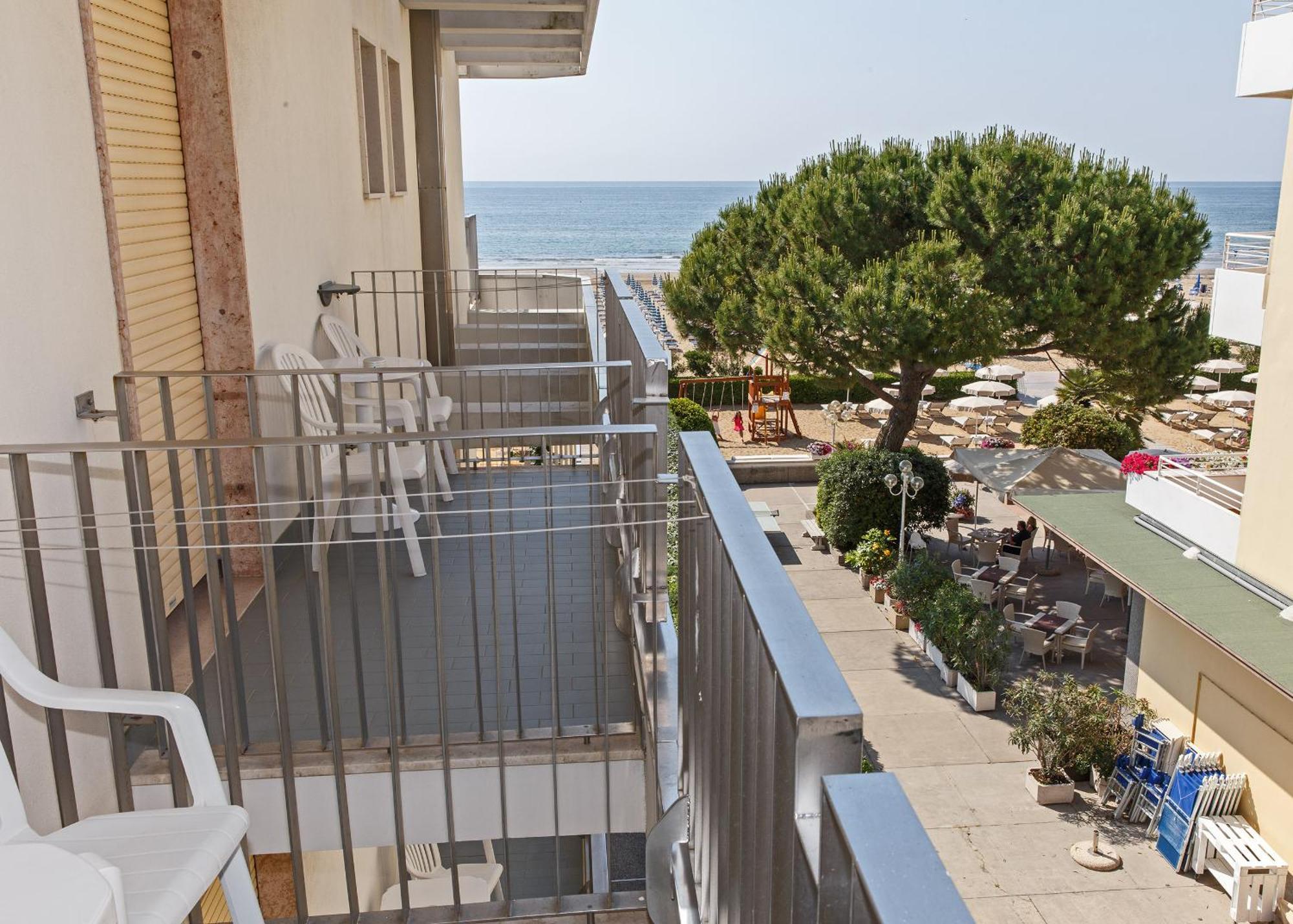 Standard Double or Twin Room with Lateral Sea View