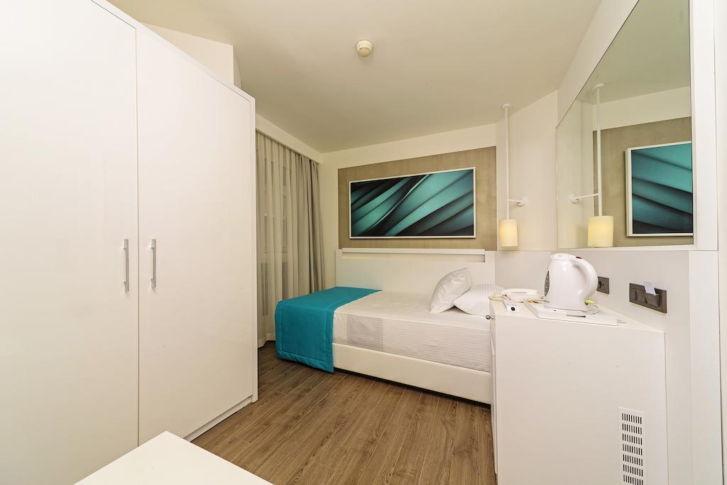 Standard Double or Twin Room Partial Sea View,68489003:JPEG