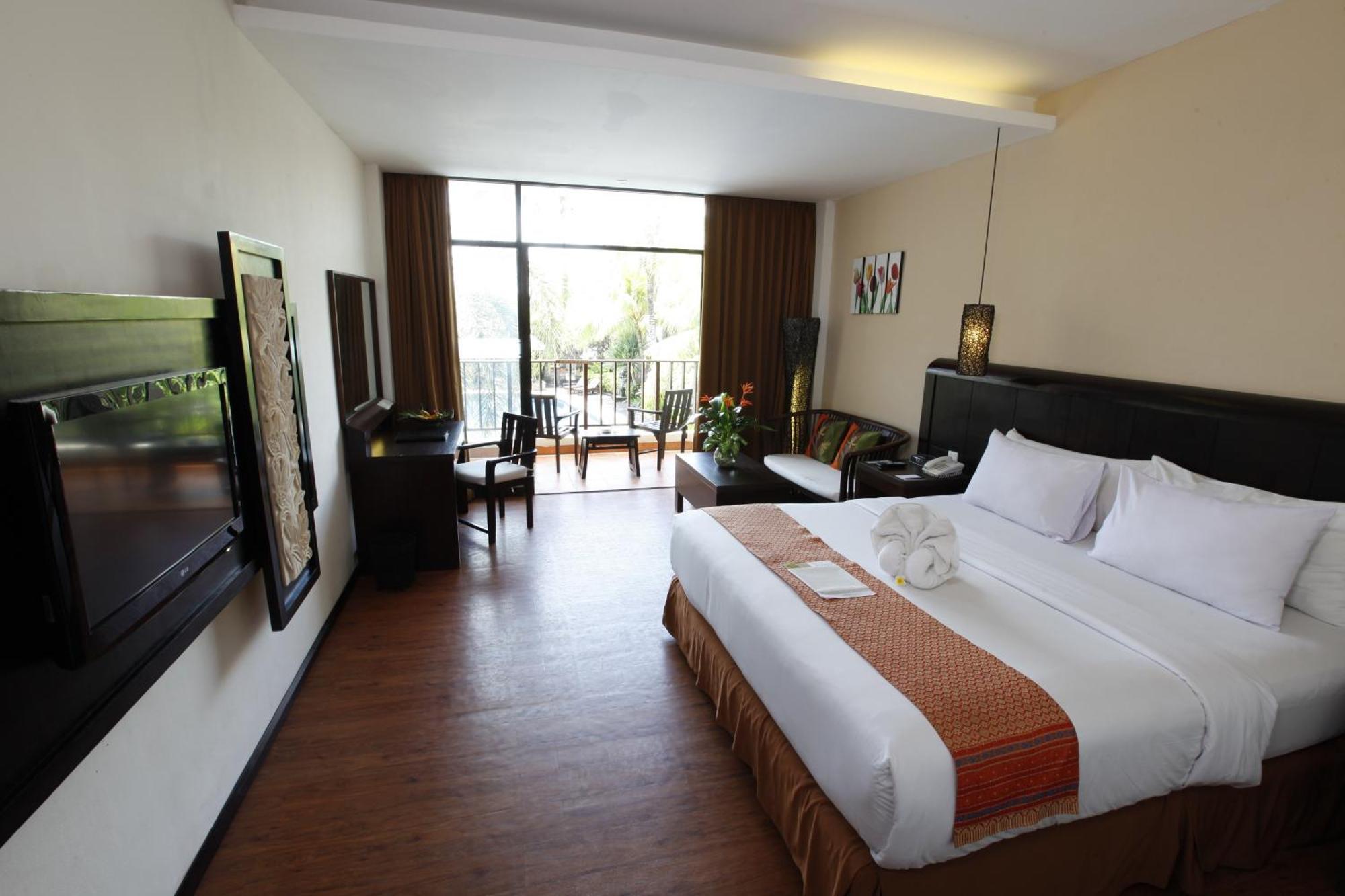 Deluxe King Room - Non-Smoking - Pool View