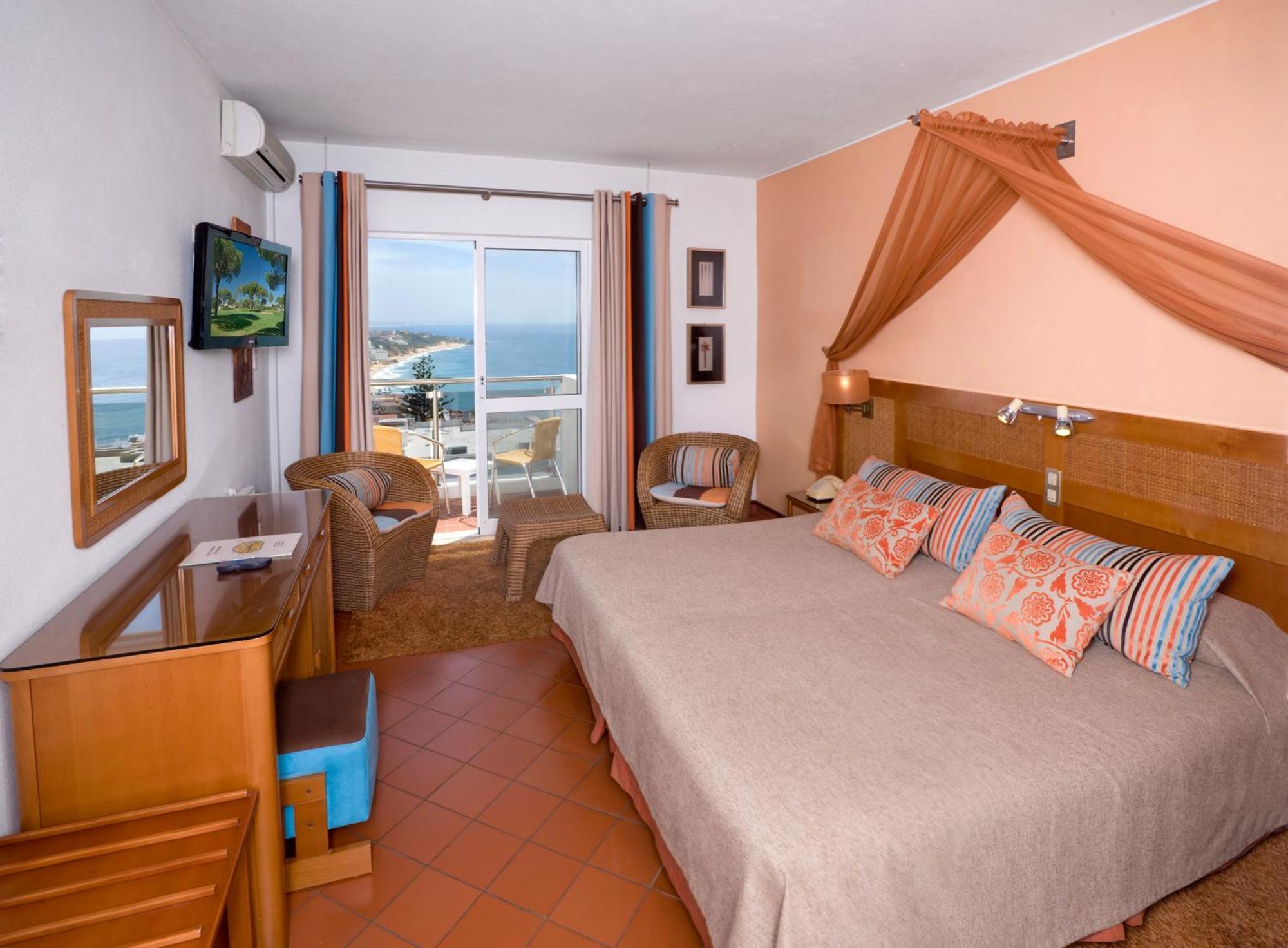 Quarto com Cama de Casal ou 2 Camas de Solteiro e Vista do Mar