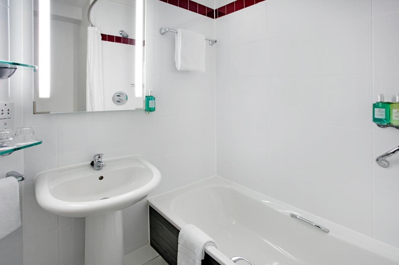 Habitación con cama extragrande.