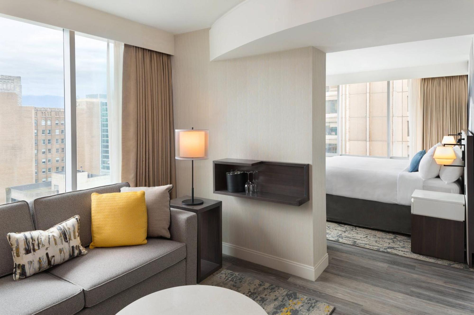 Suite Deluxe esquinera con vistas a la ciudad y sofá cama - Cama extragrande