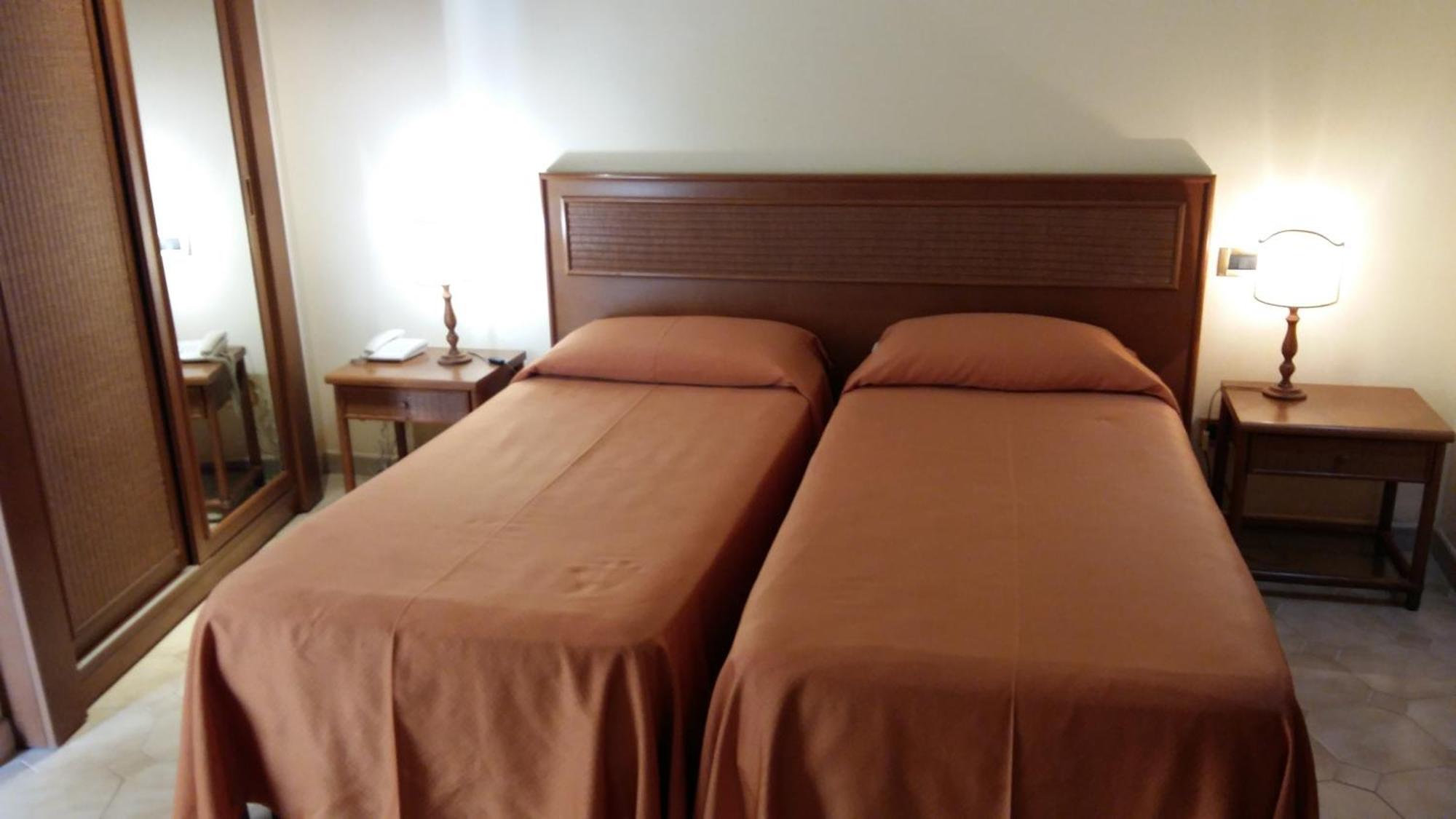 Tweepersoonskamer met 2 Aparte Bedden
