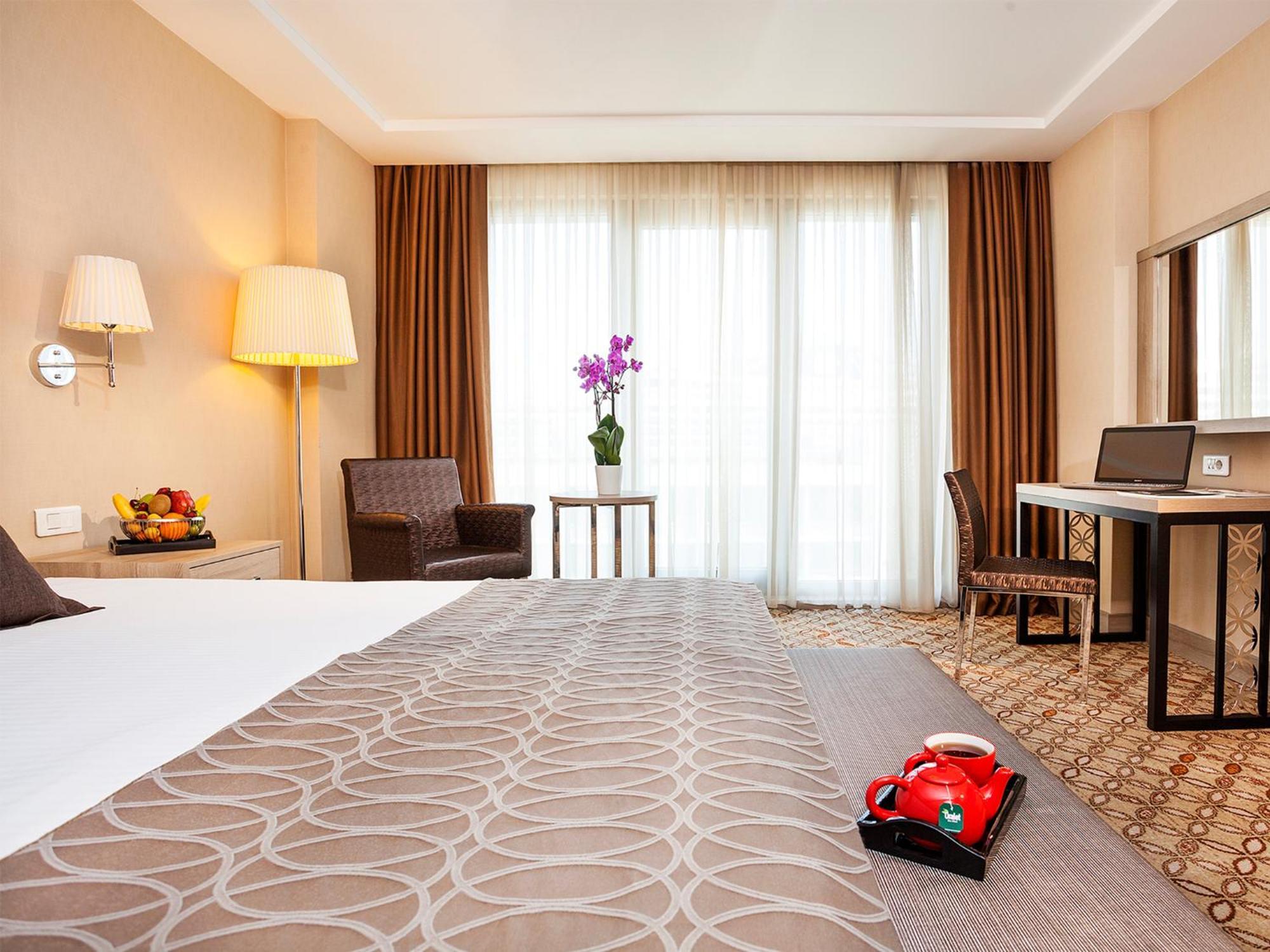 Superior Double Room with Partial Sea View