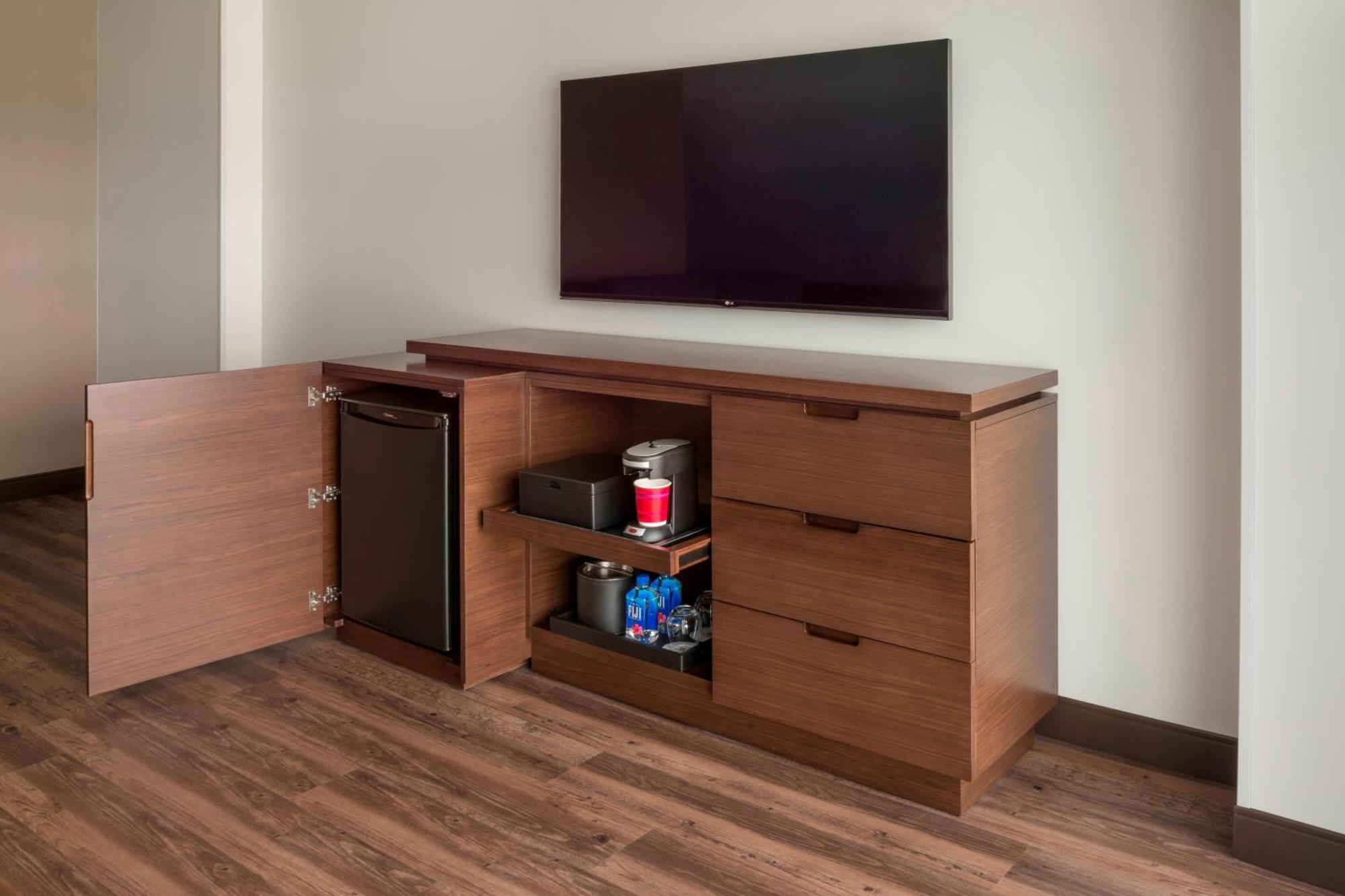 Queen Queen room with lake view