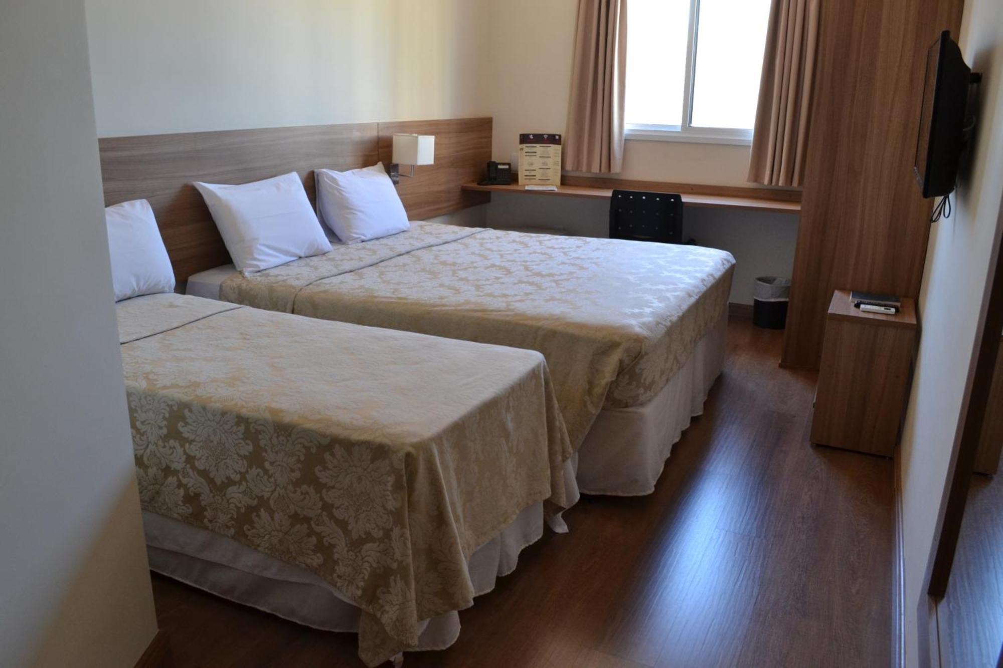 Quarto Triplo com 1 Cama de Casal e 1 de Solteiro
