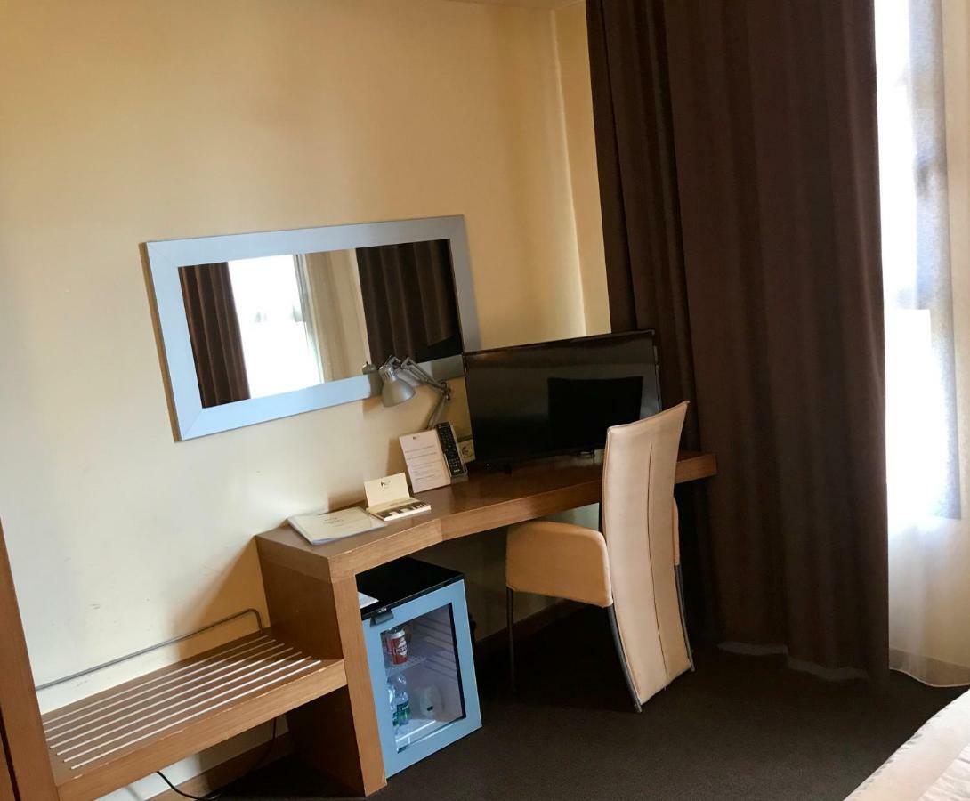 Quarto Clássico com Cama de Casal ou 2 de Solteiro