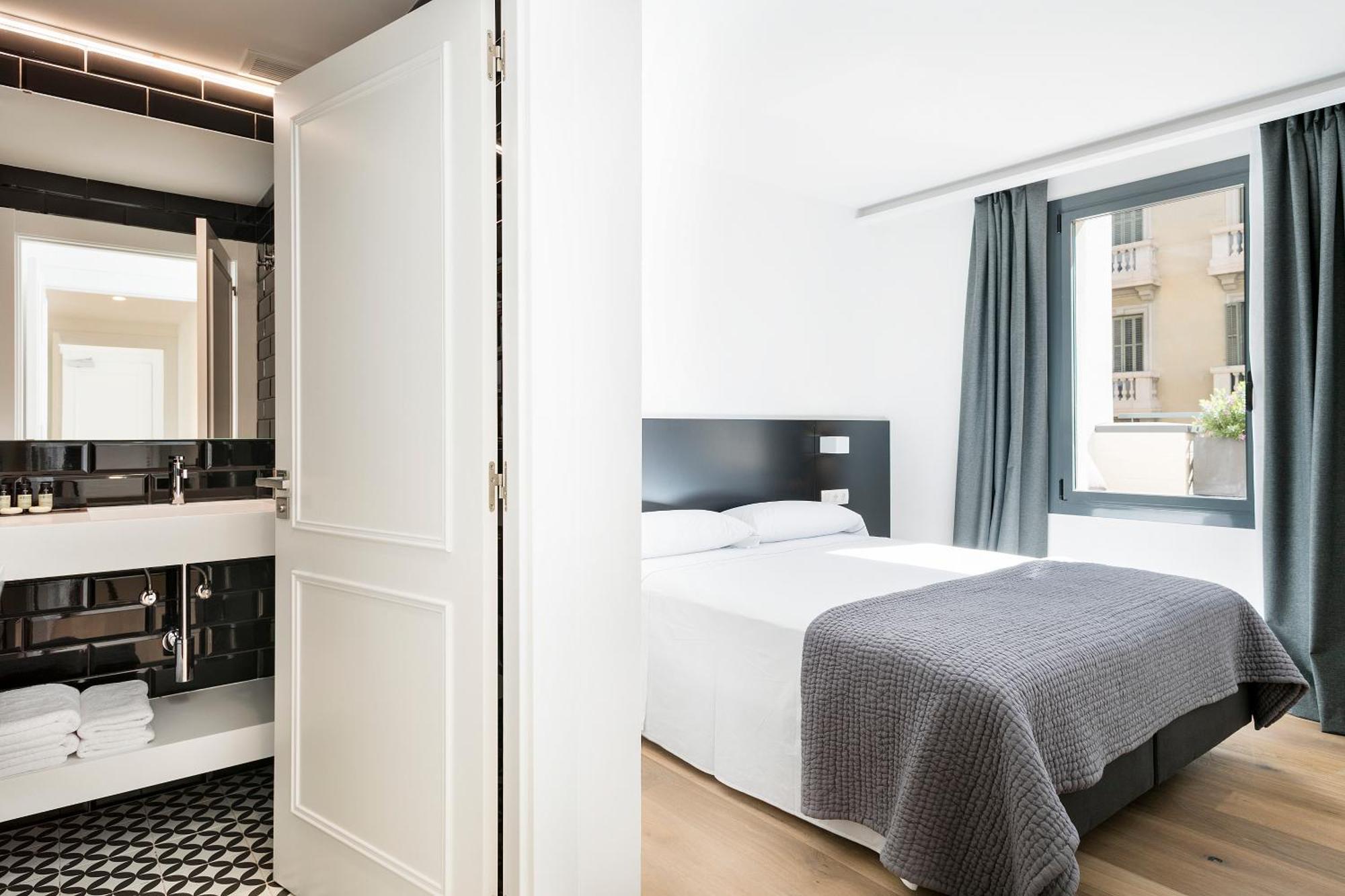 Luxury Two-Bedroom Apartment Terrace