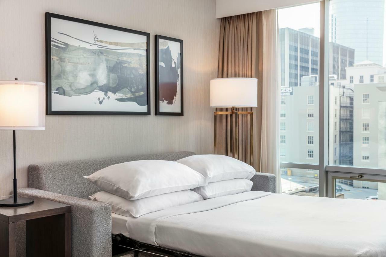 Suite con 2 camas grandes y sofá cama