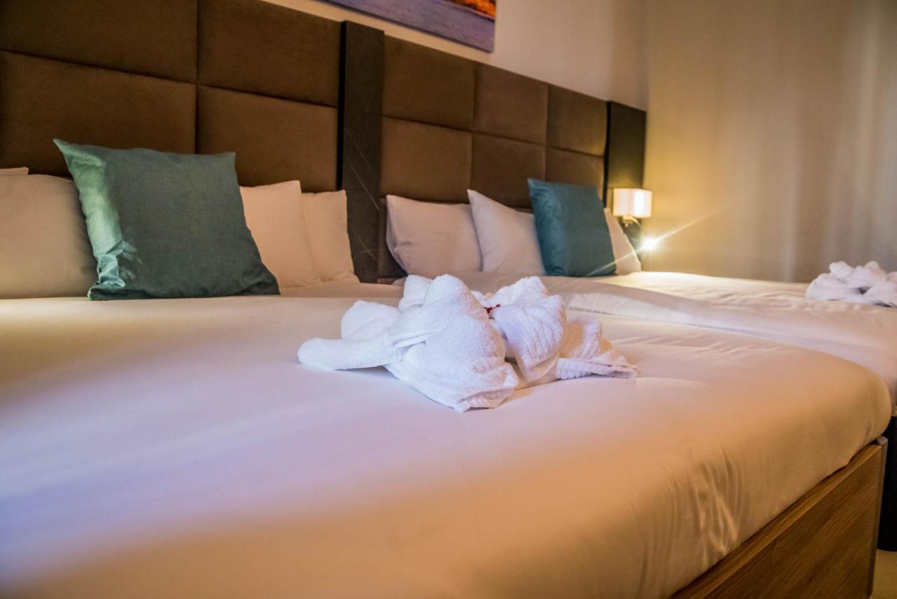 Superior Triple Room with Balcony/ Urban View,934137454:JPEG