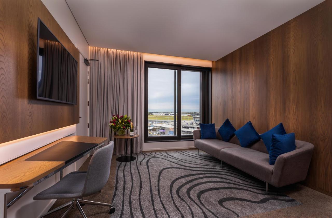 Executive Suite,1743096438:JPEG