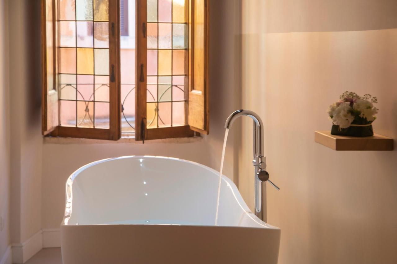 Habitación con cama grande y bañera de hidromasaje