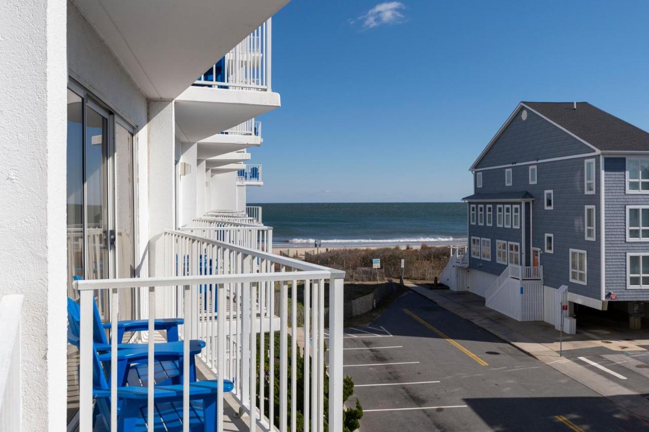Queen Suite with Partial Ocean View