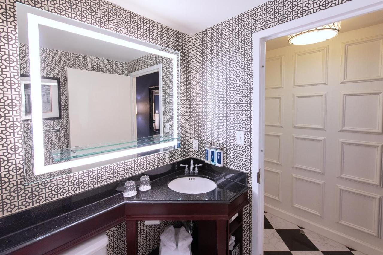 Hébergement Lit King-Size Adapté aux Personnes à Mobilité Réduite avec Douche Accessible en Fauteuil Roulant