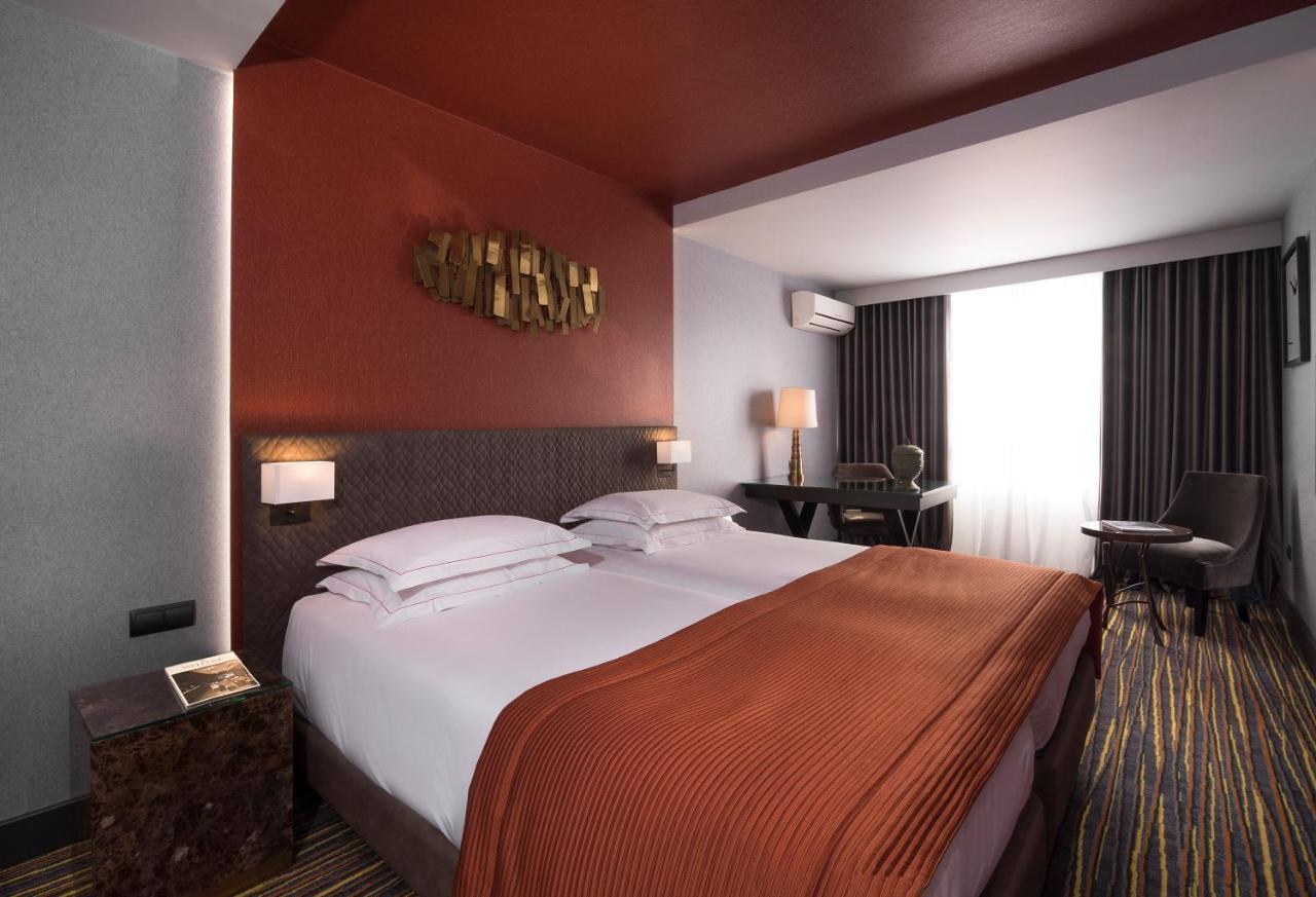 Quarto Clássico com Cama de Casal ou 2 de Solteiro