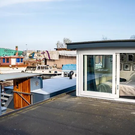 Houseboat-Amsterdam-3