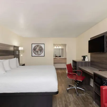 Ramada By Wyndham Kingman-3