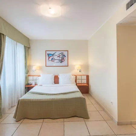 Best Western Plus Grand Hotel Victor Hugo-3