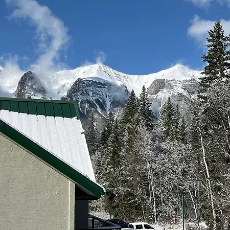 Banff Woods Lodge-3