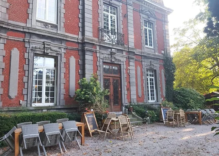 Château Lambert Hotel-Resto-Parking-Shuttle, a 1 ha green Oasis at 8 min from CRL Airport without any noise