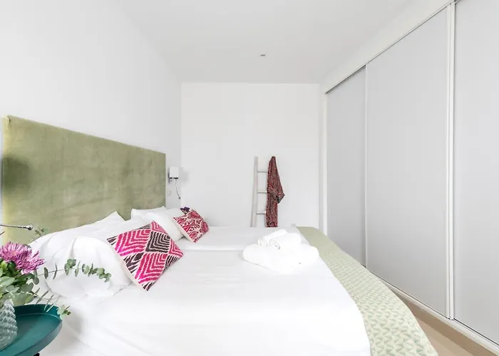 Hotel cerca del colegio: Apartamentos RG Suites Plaza del Salvador