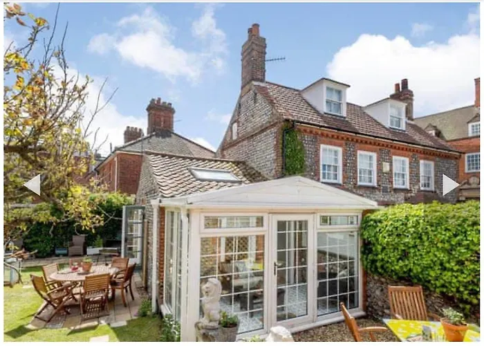 West Cottage. Central, Beautiful, 2 Mins To Beach.