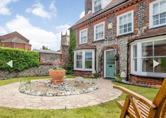 West Cottage. Central, Beautiful, 2 Mins To Beach.