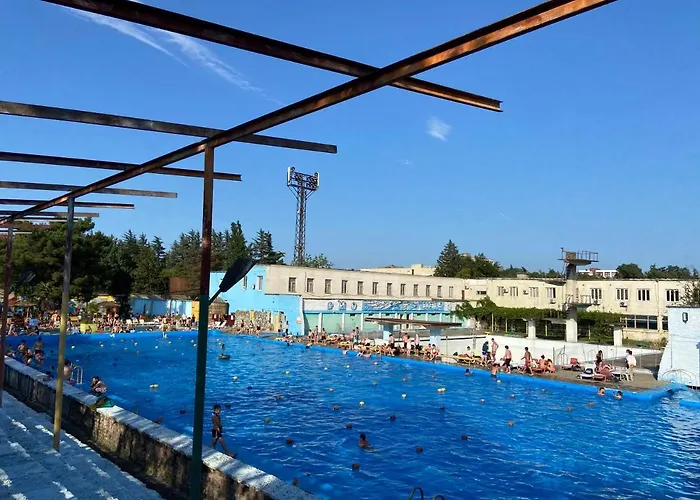 Hotels with pool Hostel Golden Fleece