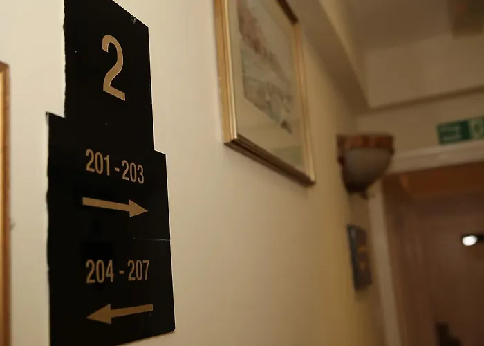 Alojamento com o café da manhã Apenas: Holland Court Hotel