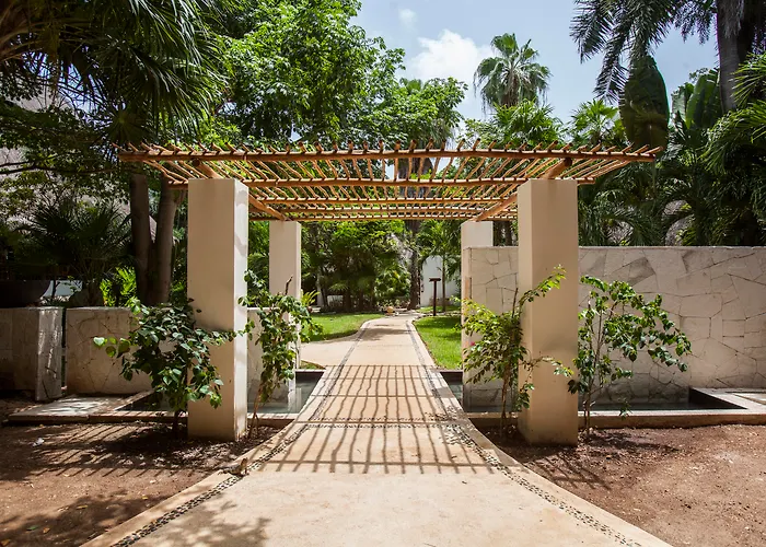 Hotel de pingue-pongue: Mahekal Beach Front Resort & Spa