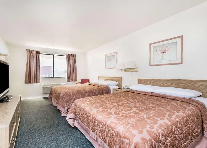Hotel with pool: Super 8 By Wyndham Phoenix Metro North
