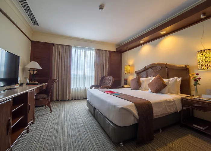 Hotel with pool: Waterfront Airport Hotel And Casino