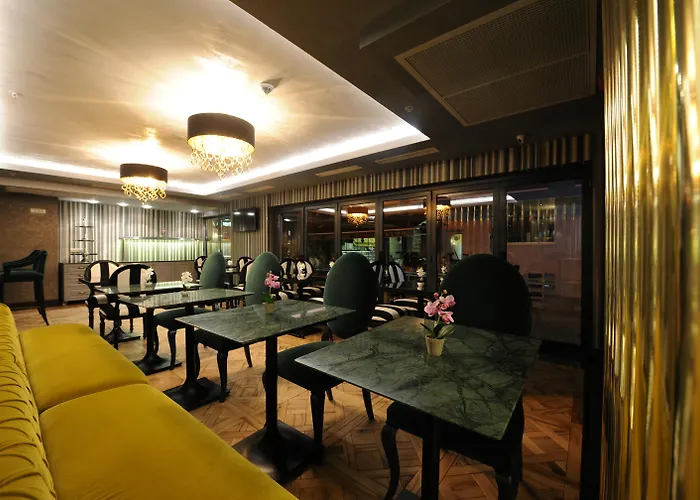 Le Petit Palace - Special Category