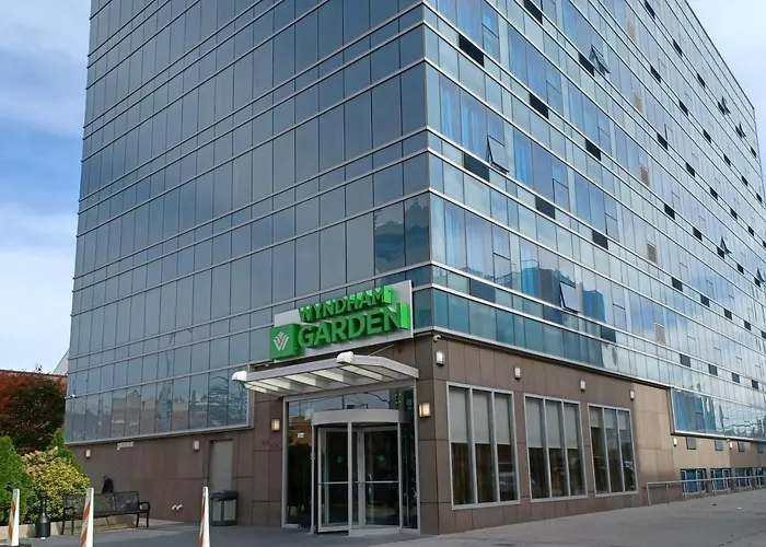 Dog friendly hotels Wyndham Garden Long Island City