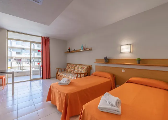 Hotel cerca del colegio: Apartamento Bonito En Salou Con Piscina