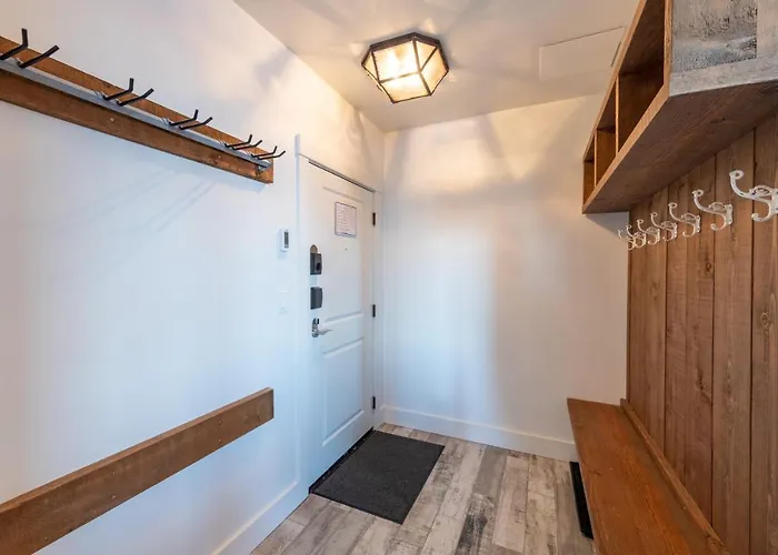 Fully Renovated Ski-In/Out Loft With Private Hot Tub!