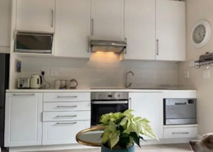 Gorgeous, Private Cottage In Prestigious Newlands.
