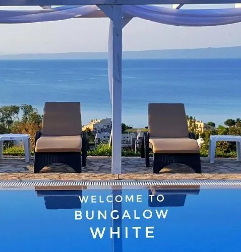 Strandhotel: Bungalow White Tennis Apartments & Suites