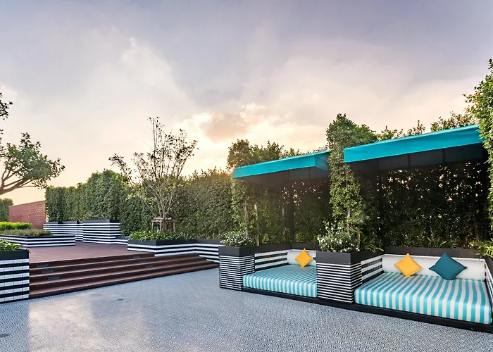 Hotel with view: Holiday Inn Express Bangkok Soi Soonvijai By Ihg