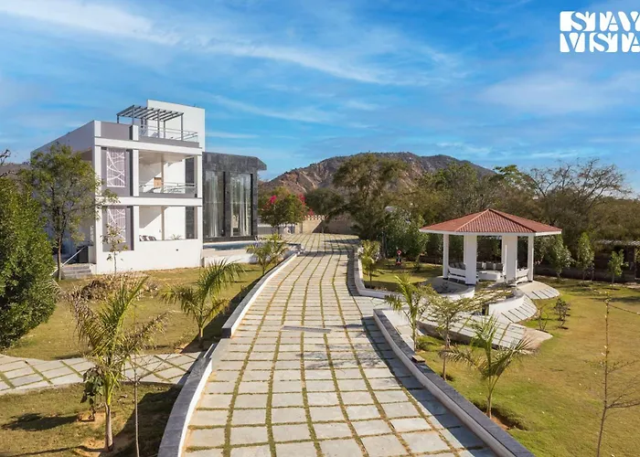 Stayvista'S Avadh Vatika - Mountain-View Villa With Outdoor Pool, Lawn Featuring A Gazebo & Bar