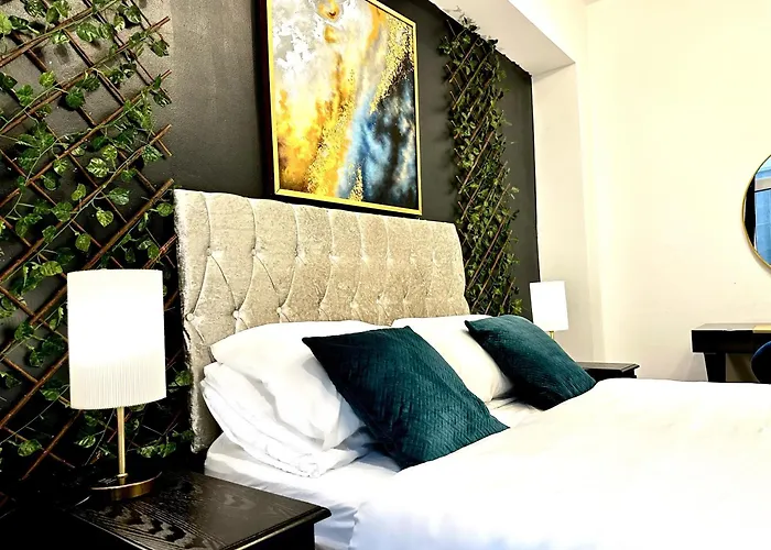 Duke And Duchess Apartments And Rooms - Private In Room Hot Tub Suites