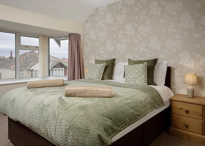Arnside - Spacious 10-Bedroom Seaside Cottage